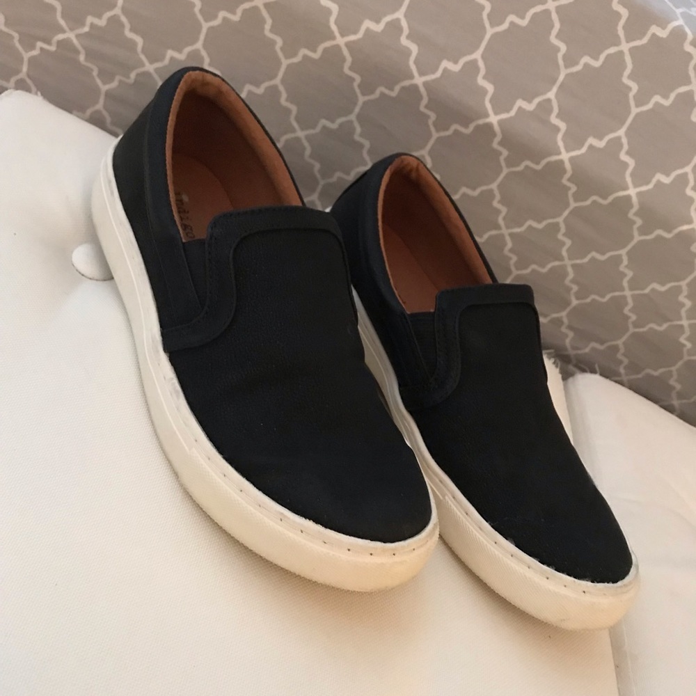 🌟BLACK SLIP ONS SIZE 7🌟